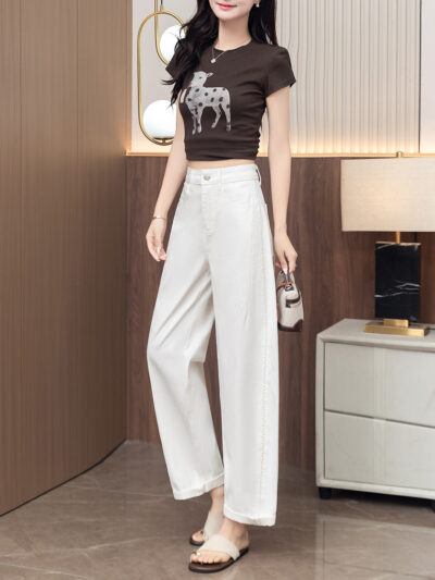 High-waisted jeans