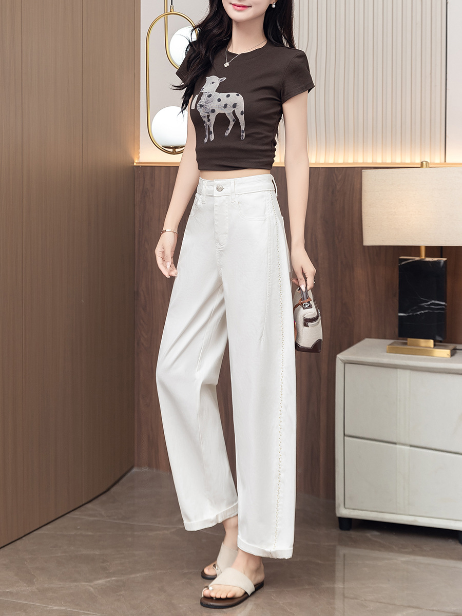High-waisted jeans