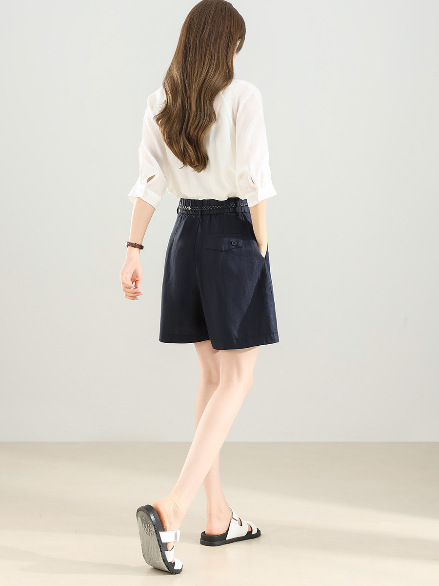 Back View Of Comfortable Pocket Elastic Shorts Summer Outfit Idea